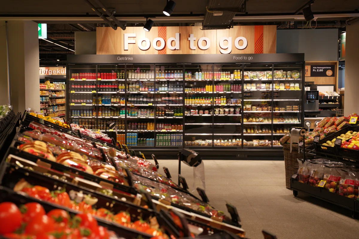 Regale in der Migros-Filiale in Egg sind zu sehen.